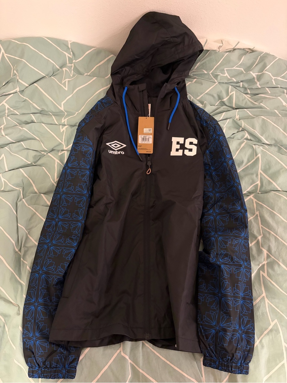 Umbro men’s El Salvador Black & Blue Hooded Windbreaker Jacket